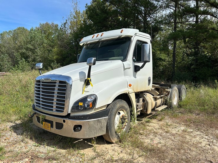 2016-freightliner-cascadia-125-image-1