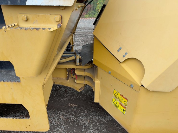 2011-caterpillar-cb64-image-13