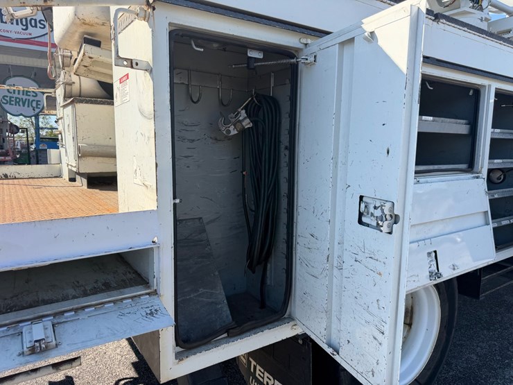 2014-freightliner-m2-106-image-16