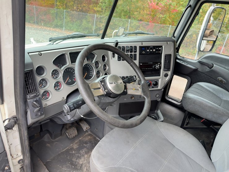 2018-mack-pinnacle-cxu613-image-25