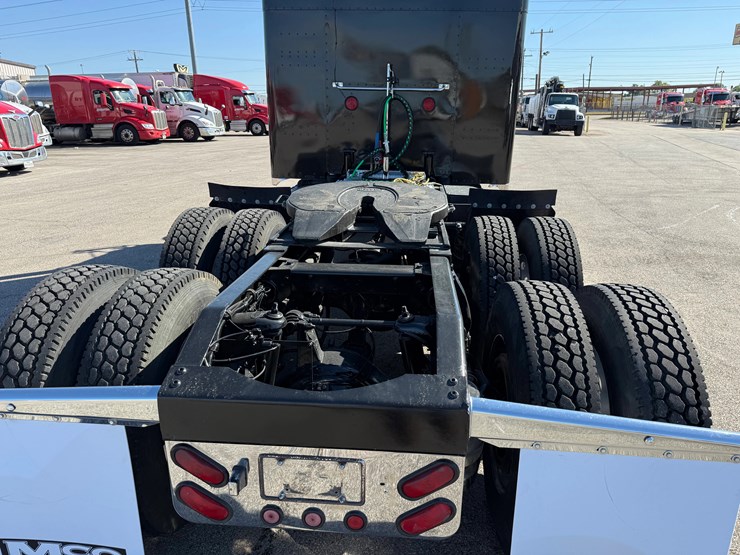 2000-peterbilt-379-image-5