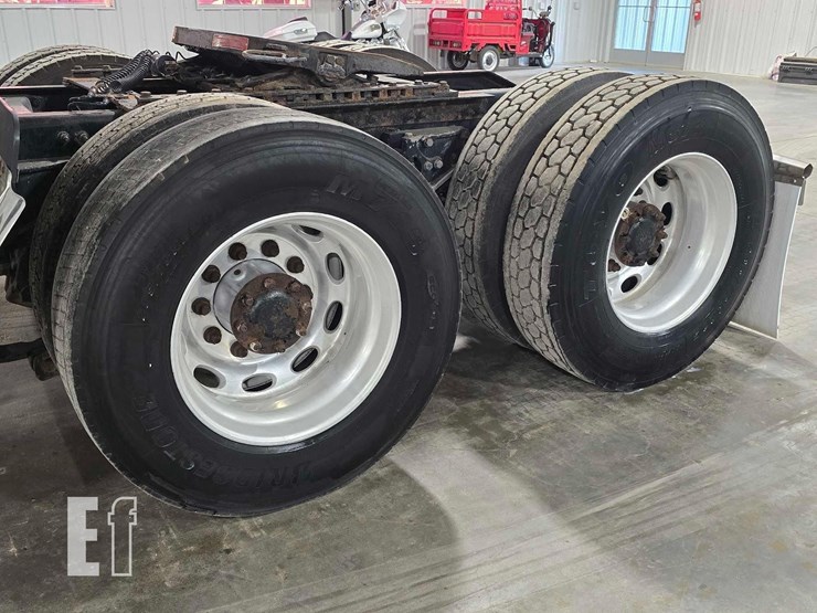 2009-peterbilt-387-image-23