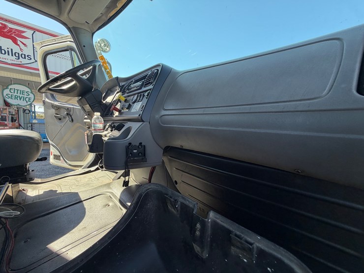 2004-freightliner-m2-106-image-31