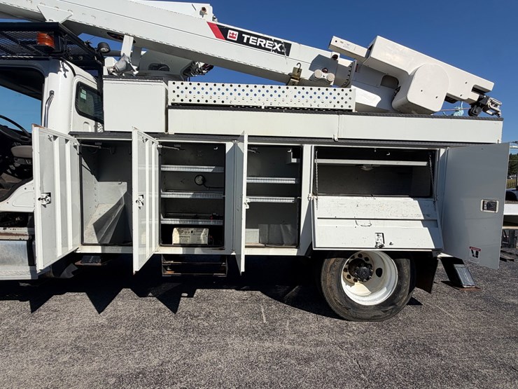 2014-freightliner-m2-106-image-45