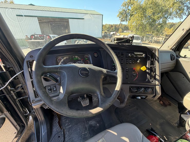 2016-freightliner-114sd-image-42