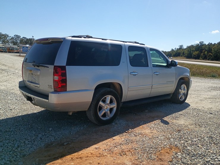 2010-chevrolet-suburban-image-9