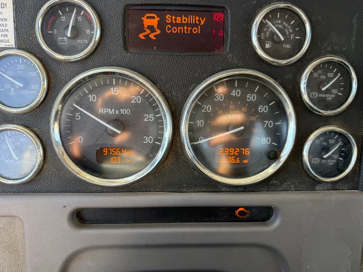 2015-peterbilt-365-image-27