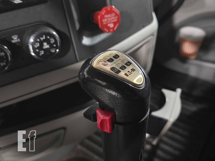 2019-peterbilt-579-image-13