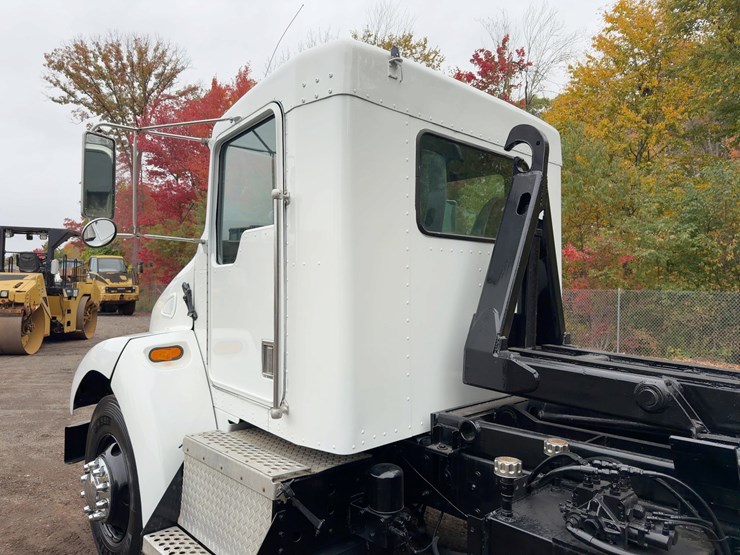 1999-kenworth-t300-image-17