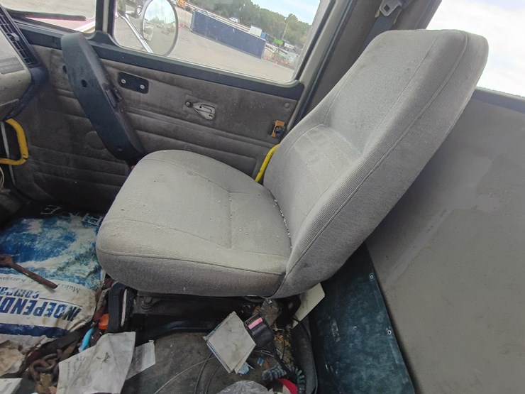 2003-freightliner-fl106-image-40