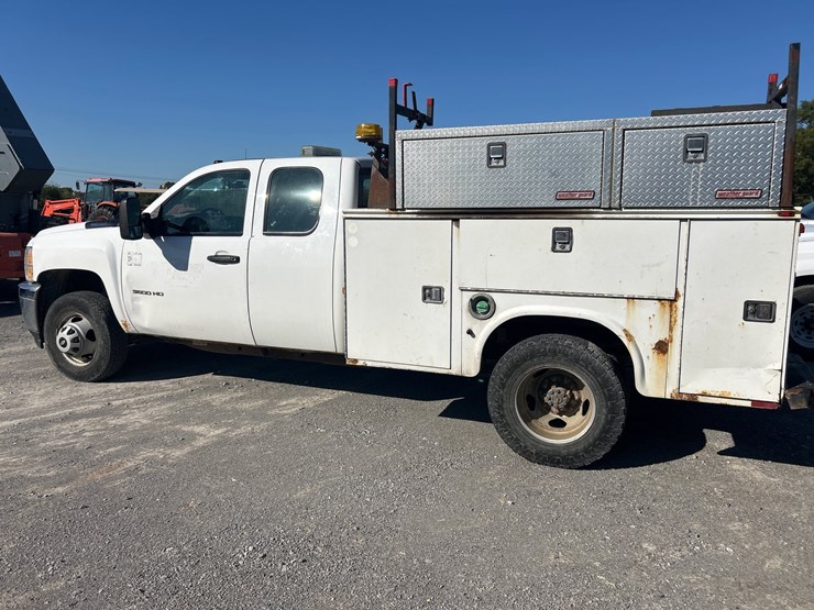 2013-chevrolet-3500-image-2
