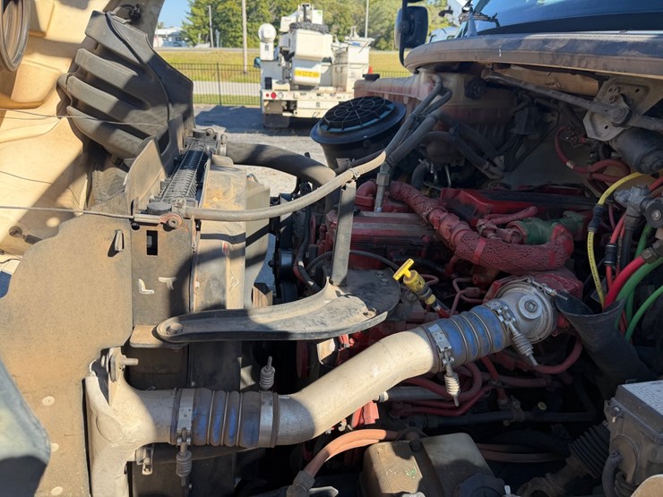 2014-freightliner-m2-106-image-61