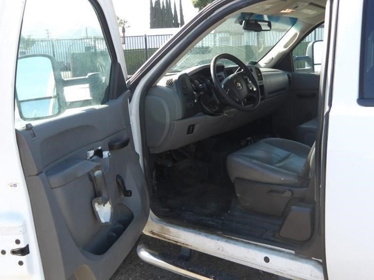 2013-chevrolet-silverado-2500-image-18