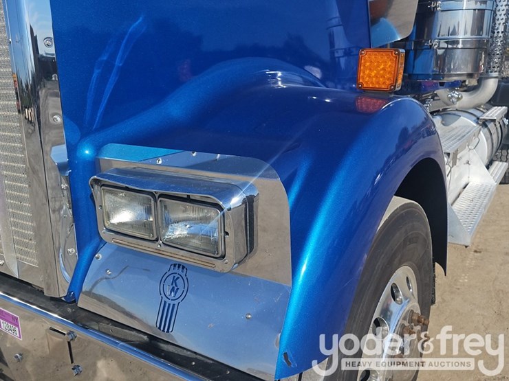 2016-kenworth-w900-image-31