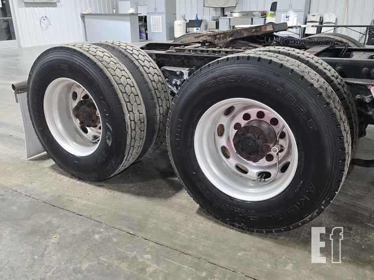 2009-peterbilt-387-image-26
