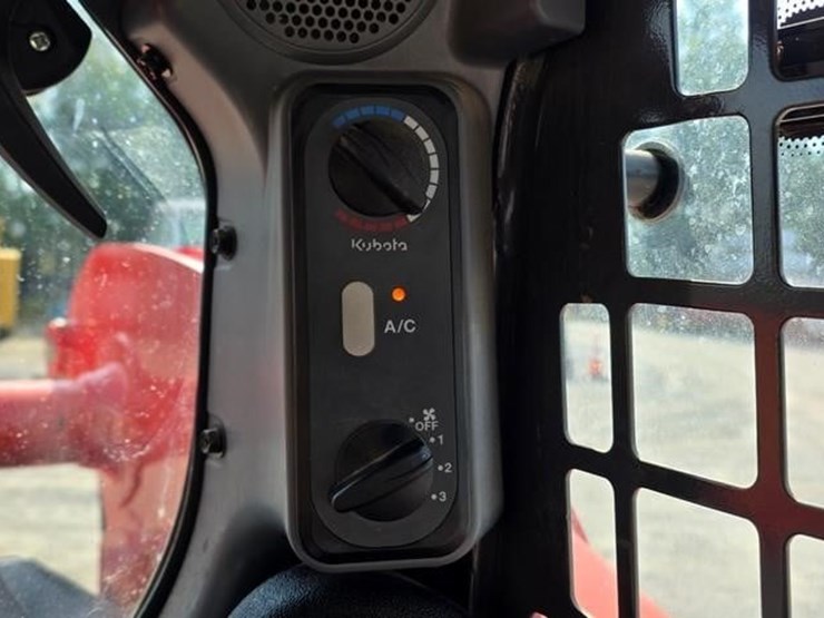 2025-kubota-ssv75-image-52