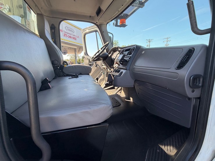 2014-freightliner-m2-106-image-47