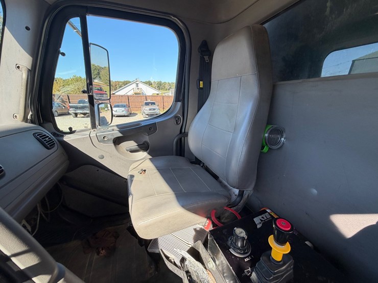 2016-freightliner-114sd-image-36