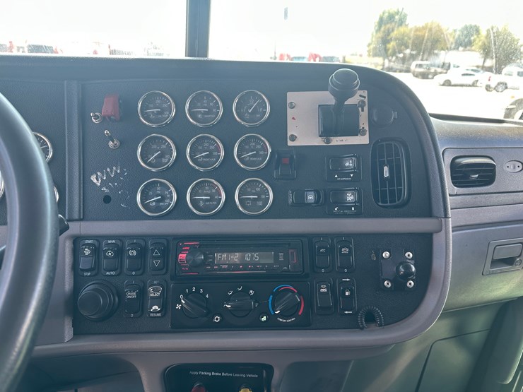 2016-peterbilt-389-image-14