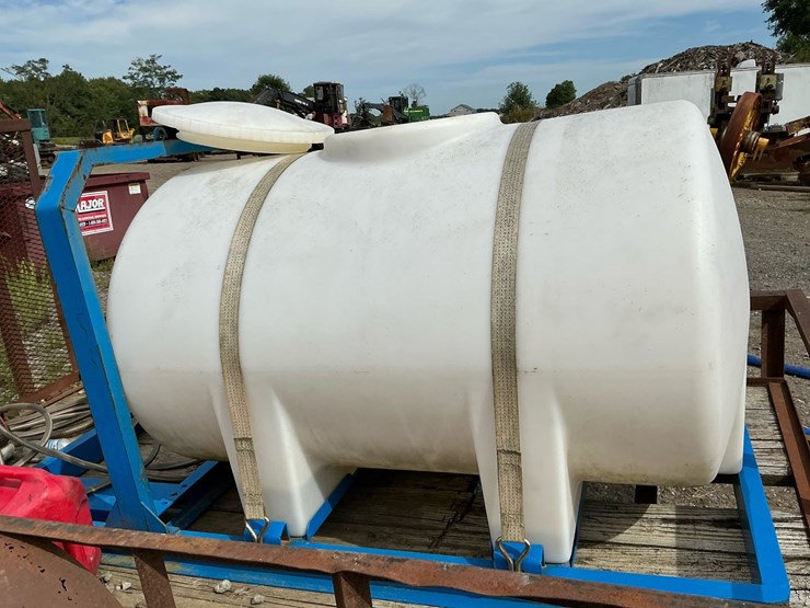 #186-•-polyethylene-horizontal-leg-tank-on-steel-skid-image-3