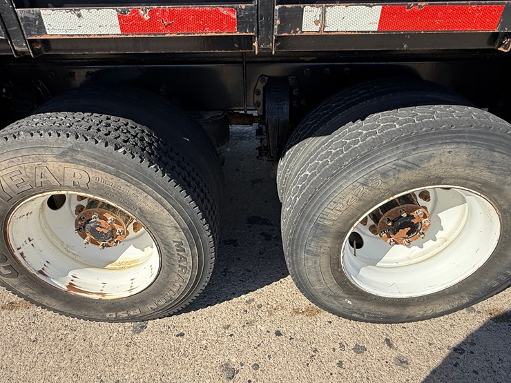 2015-peterbilt-365-image-11