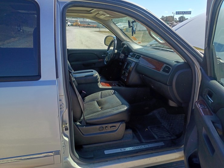 2010-chevrolet-suburban-image-34