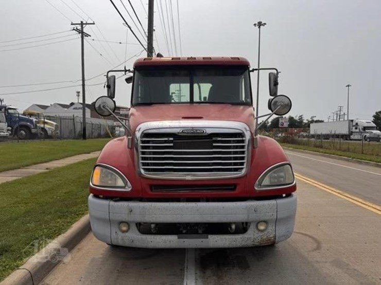2004-freightliner-columbia-112-image-3