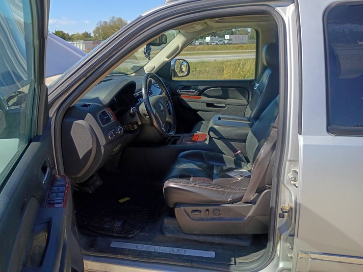 2010-chevrolet-suburban-image-27