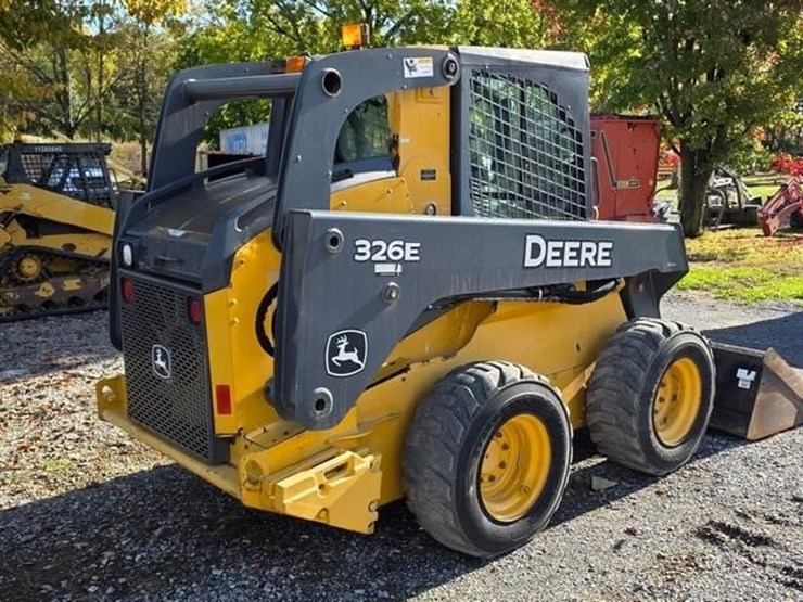 2015-deere-326e-image-4
