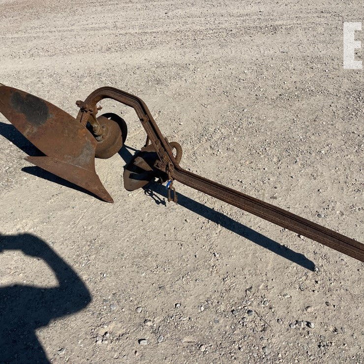 ANTIQUE SINGLE-BOTTOM PLOW 8236