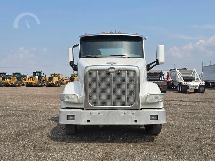 2017-peterbilt-567-image-7
