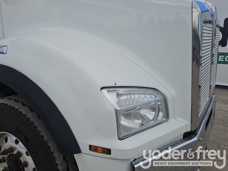 2017-kenworth-t880-image-47
