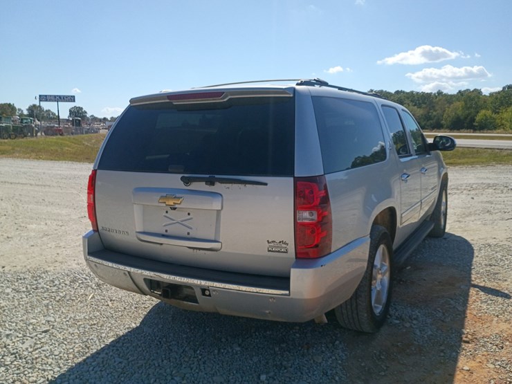 2010-chevrolet-suburban-image-8