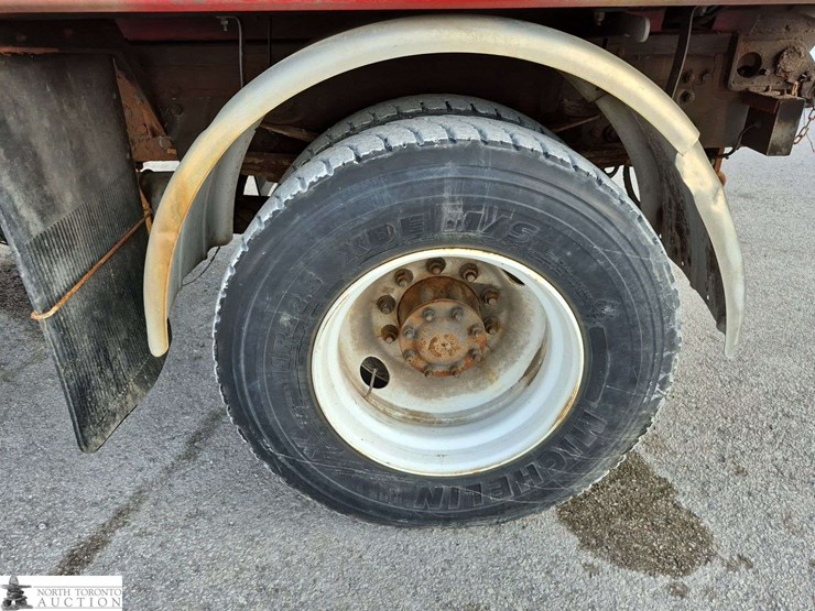 2014-freightliner-108sd-image-28