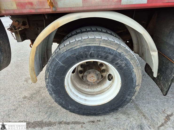 2014-freightliner-108sd-image-31
