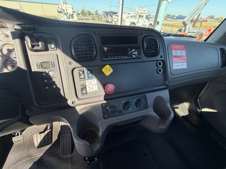 2019-freightliner-m2-106-image-48