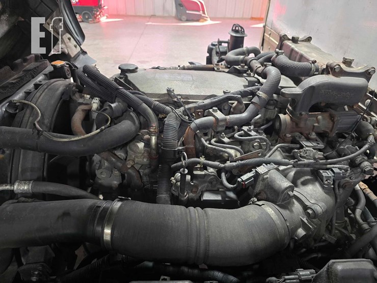 2011-isuzu-nrr-image-25