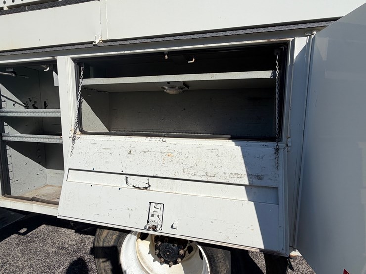 2014-freightliner-m2-106-image-33