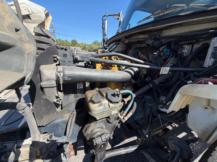 2004-freightliner-m2-106-image-42