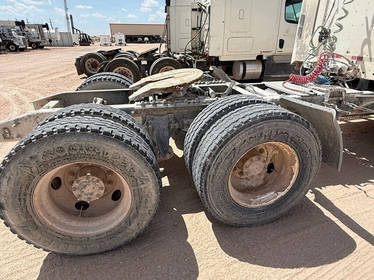 2007-freightliner-columbia-120-image-4