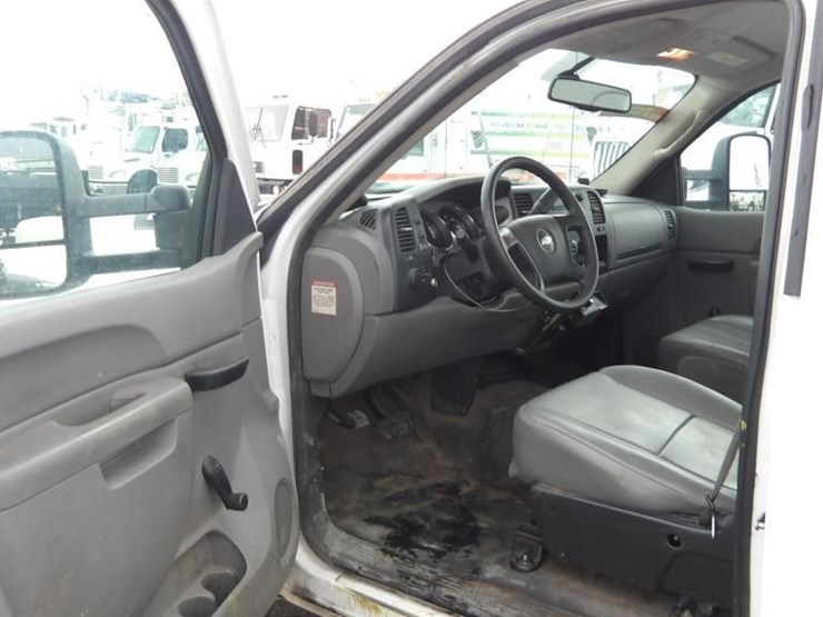 2011-chevrolet-silverado-2500-image-15