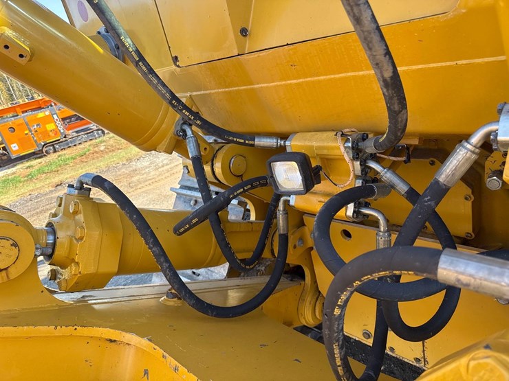 2019-caterpillar-d8t-image-22