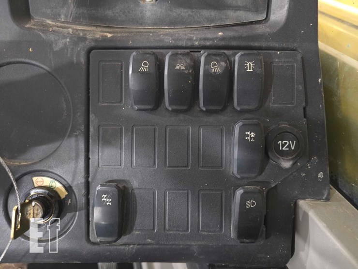 2018-caterpillar-tl1055d-image-18