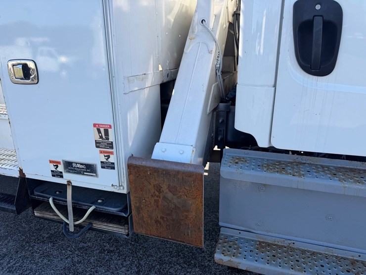 2019-freightliner-m2-106-image-25