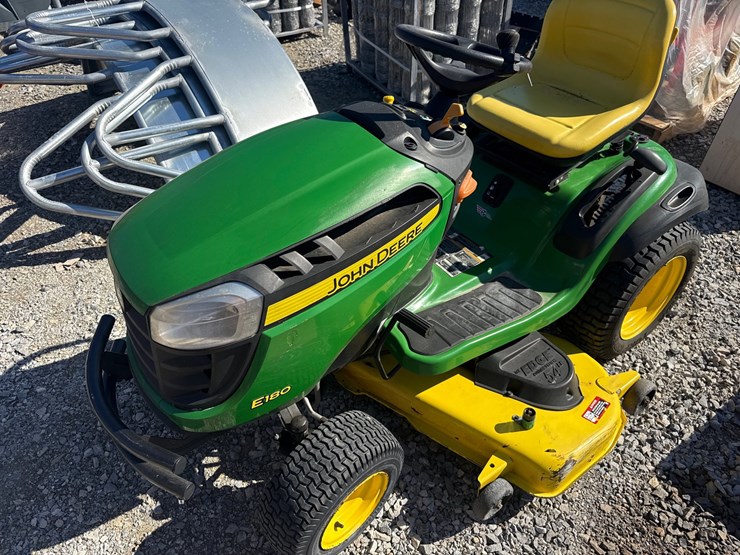 john-deere-e180-image-1