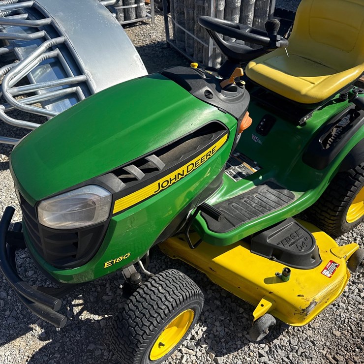 JOHN DEERE E180