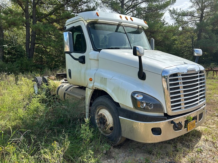 2016-freightliner-cascadia-125-image-2