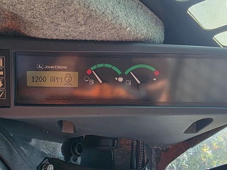 2015-deere-326e-image-51