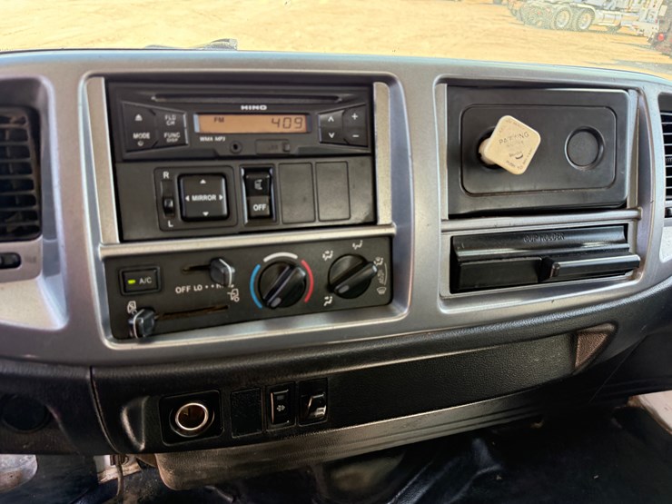 2015-hino-338-image-34