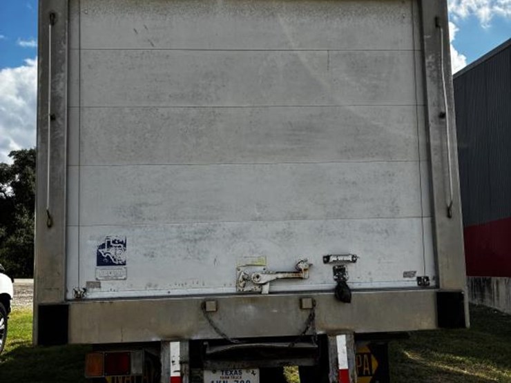 2011-isuzu-nqr-image-6